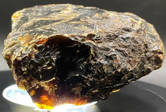 Specimen de 5.9cm din piatra semipretioasa de ambra pe fundal alb