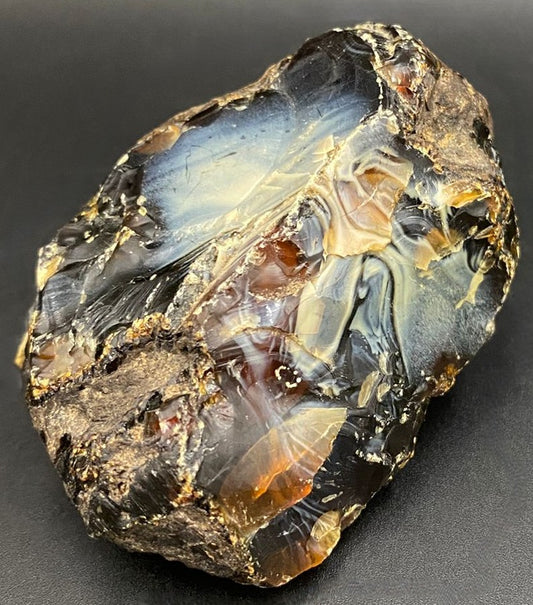 Specimen brut din piatra semipretioasa de chihlimbar pe fundal negru