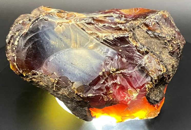Specimen brut din piatra semipretioasa de chihlimbar pe lumina led