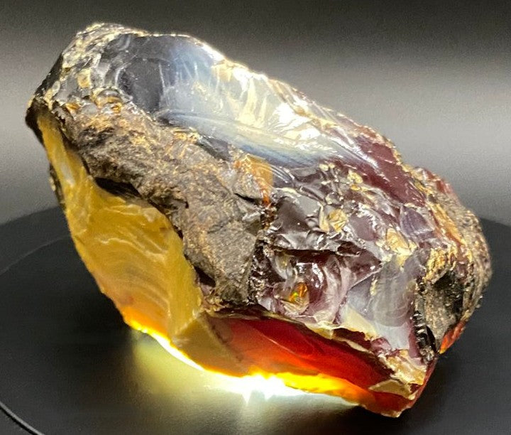 Specimen brut din cristal de chihlimbar pe lumina led