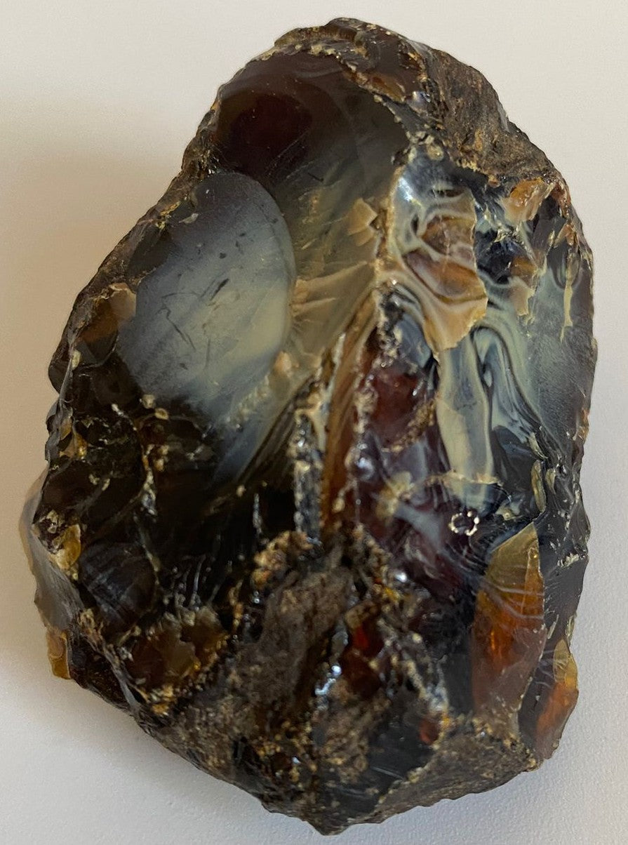 Specimen brut de 6.1cm din piatra semipretioasa de ambra pe fundal alb