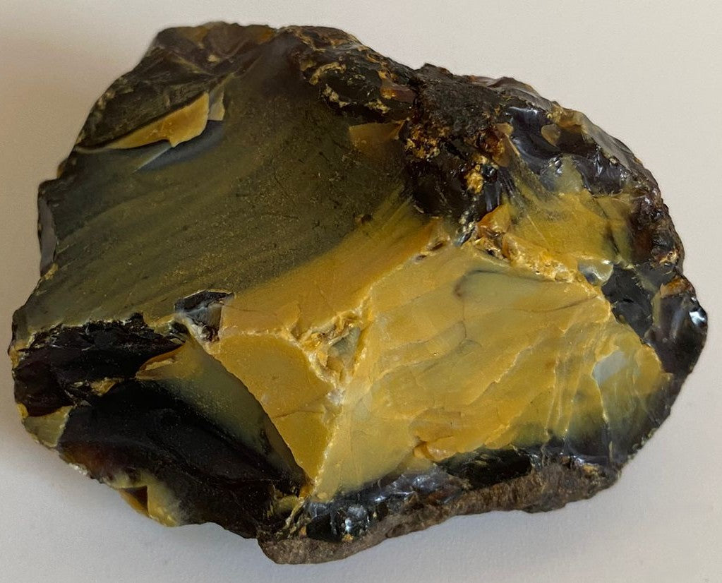 Specimen brut de 6.1cm din cristal de ambra pe fundal alb