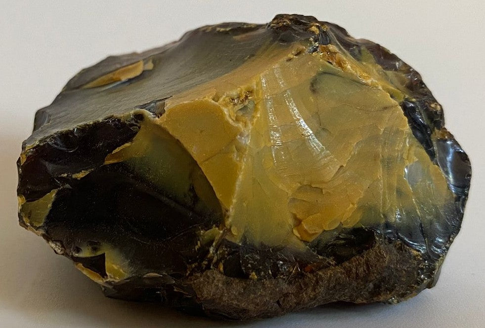 Specimen brut din piatra semipretioasa de ambra pe fundal alb