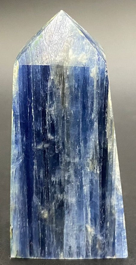 Obelisc din piatra semipretioasa de cianit pe fundal negru