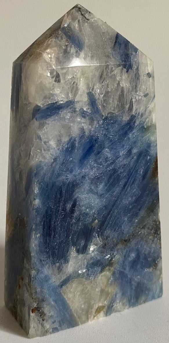 Obelisc din cristal de cianit pe fundal alb