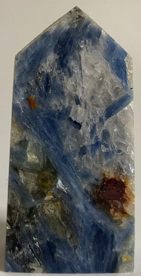 Obelisc de 7.3cm din piatra semipretioasa de cianit pe fundal alb