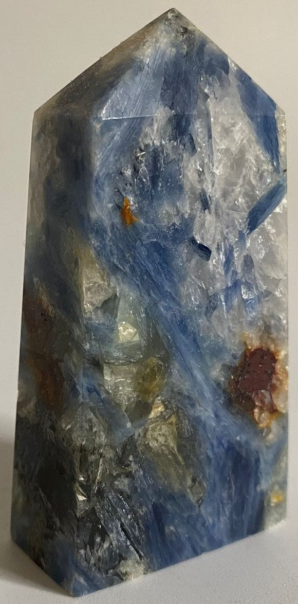 Obelisc de 7.3cm din cristal de cianit pe fundal alb
