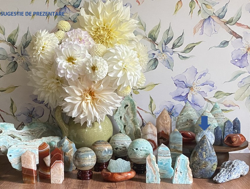 Decor cu sculptura din piatra semipretioasa de cianit cu vaza cu dalii
