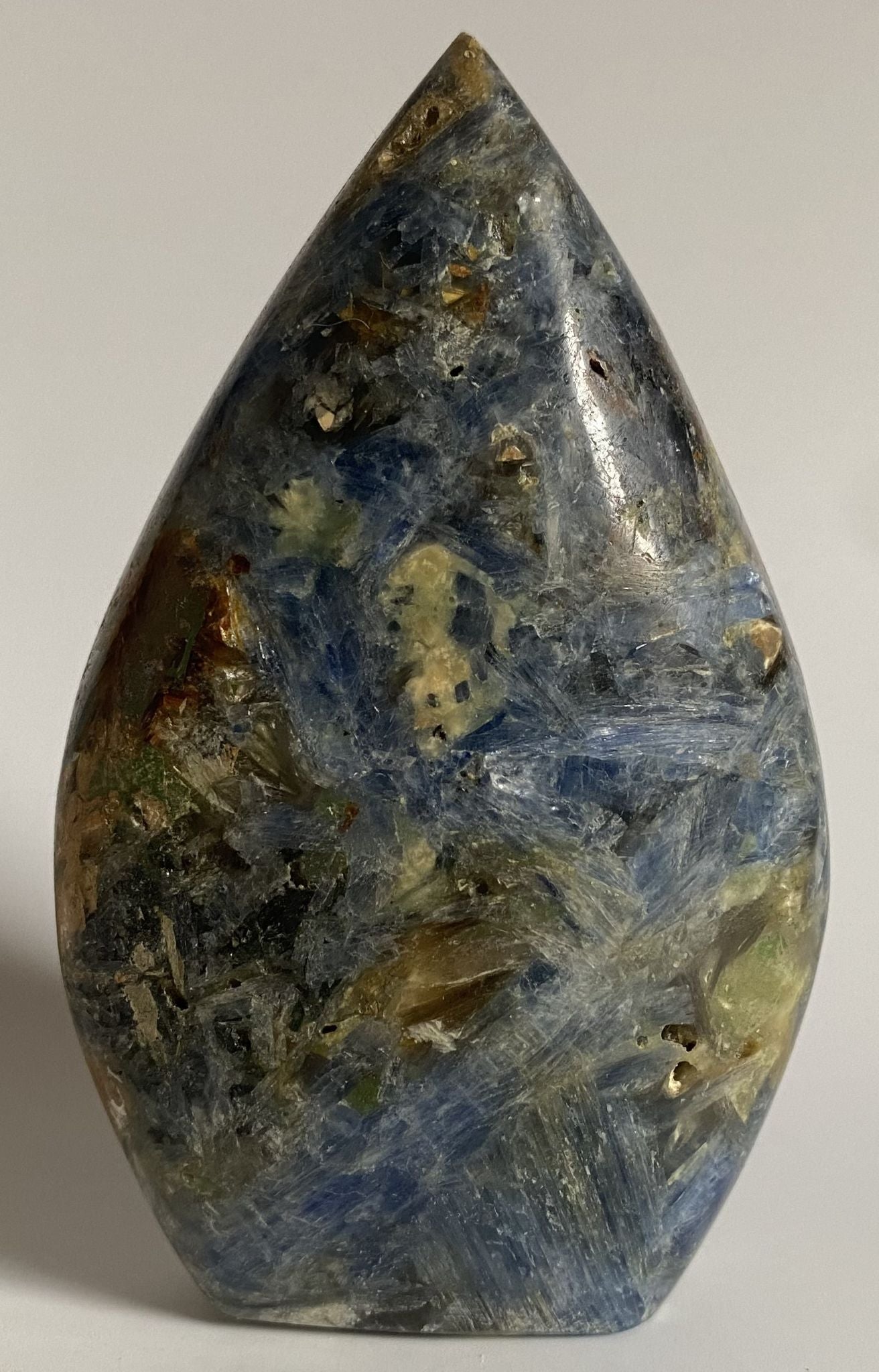 Sculptura de 11 cm din cristal de cianit pe fundal alb
