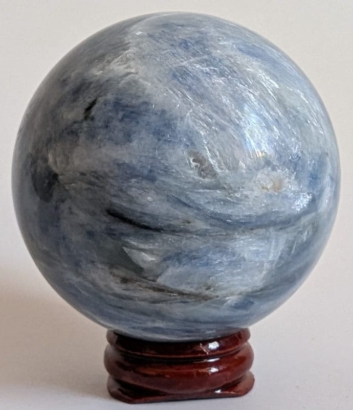 Sfera decorativa de 6cm din piatra semipretioasa de cianit pe suport din lemn cu fundal alb