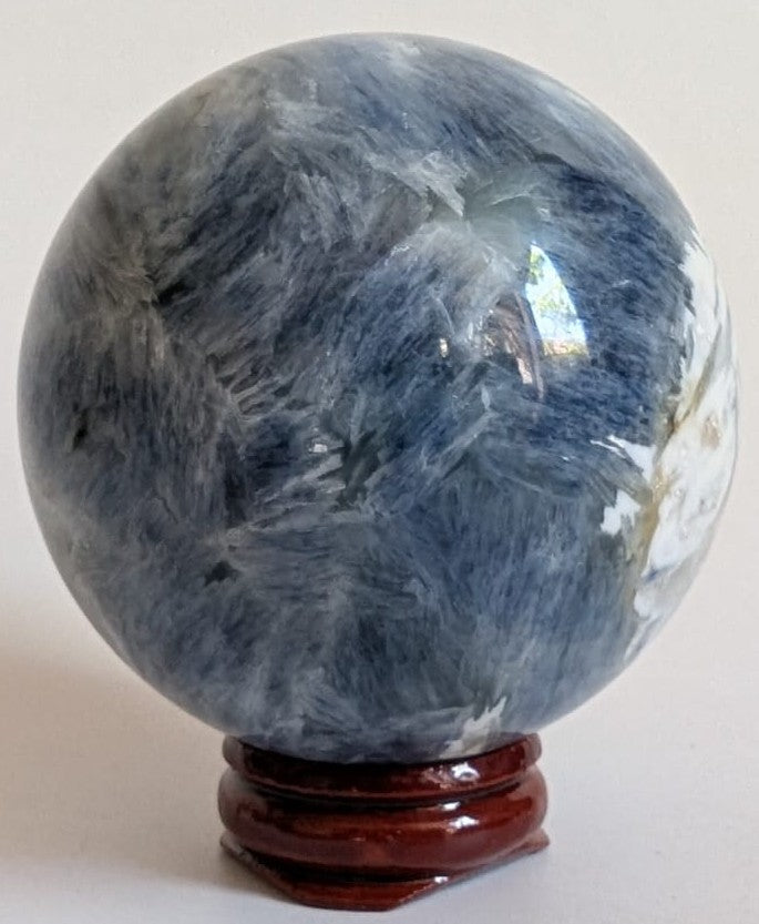 Sfera decorativa de 6cm din cristal de cianit pe suport din lemn cu fundal alb