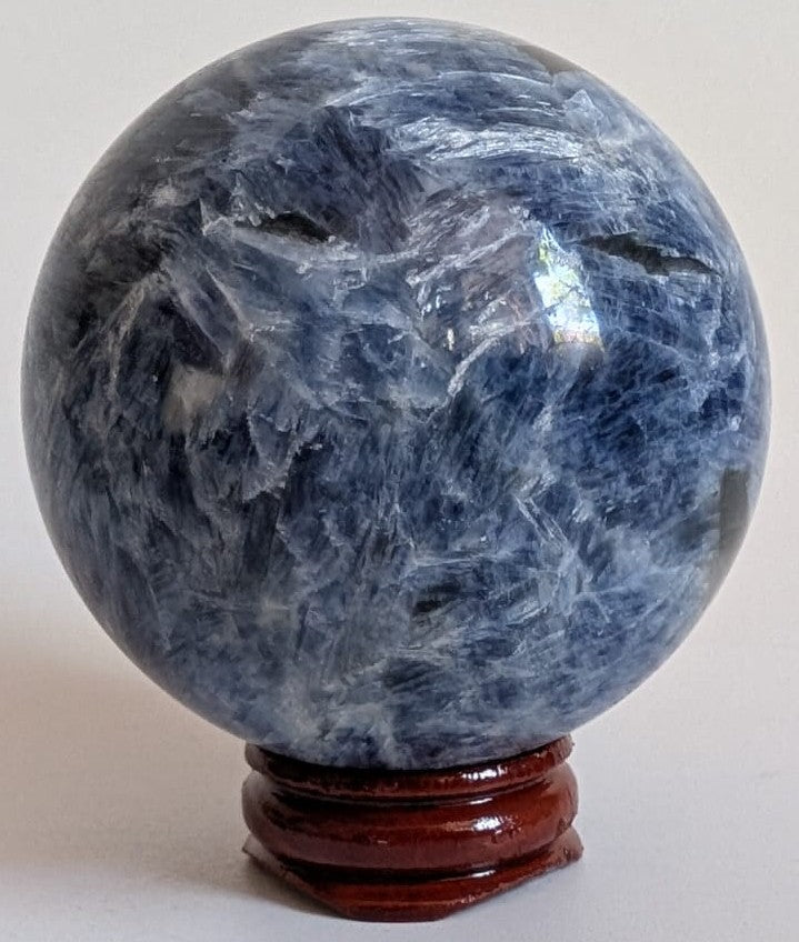 Sfera de 6.1cm din piatra semipretioasa de cianit pe suport din lemn cu fundal alb