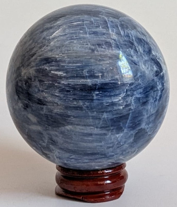 Sfera decorativa de 6.1cm din piatra semipretioasa de cianit pe suport din lemn cu fundal alb