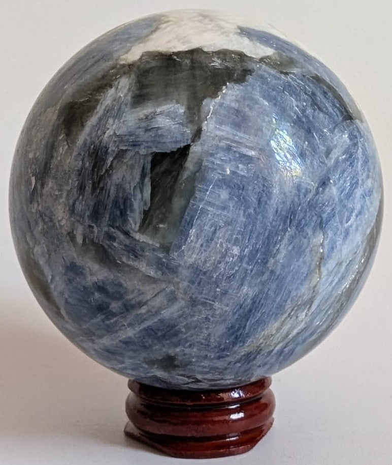 Sfera de 6.8cm din cristal de cianit pe suport din lemn cu fundal alb