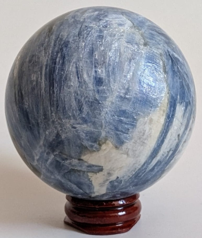 Sfera decorativa de 6.8cm din piatra semipretioasa de cianit pe suport din lemn cu fundal alb