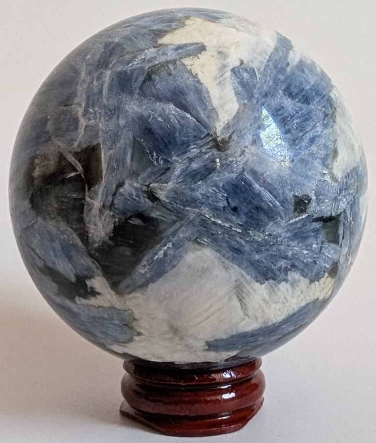 Sfera decorativa de 6.8cm din cristal de cianit pe suport din lemn cu fundal alb