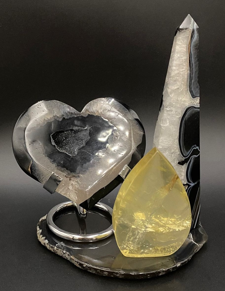 Decoratiune set cristale din agat negru si citrin pe fundal negru