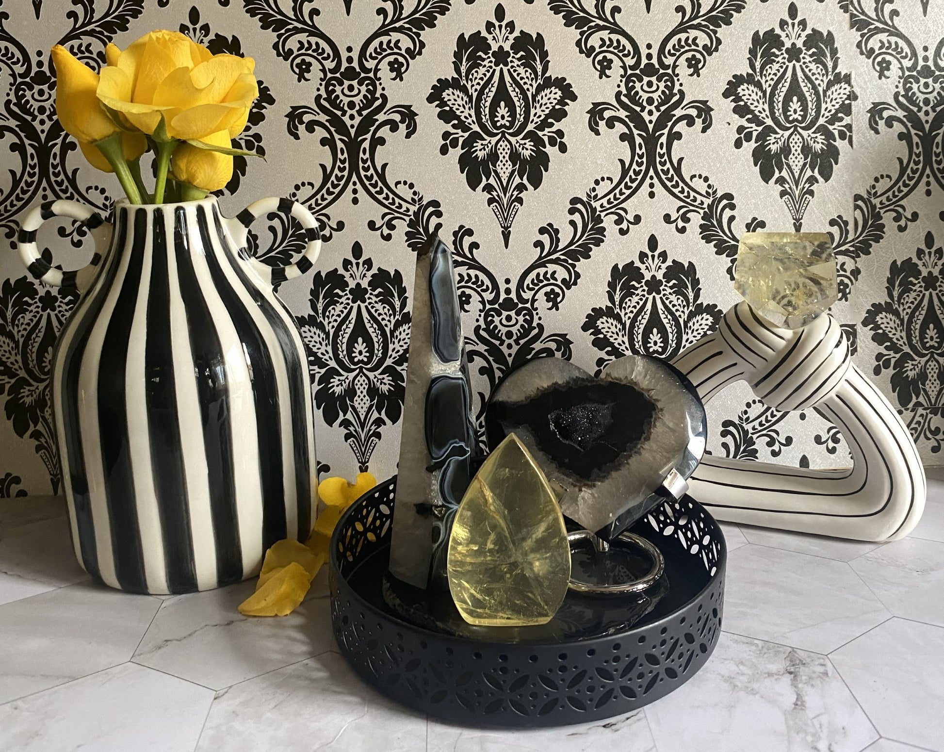 Decor cu set cristale din agat negru si citrin cu vaza cu trandafiri galbeni