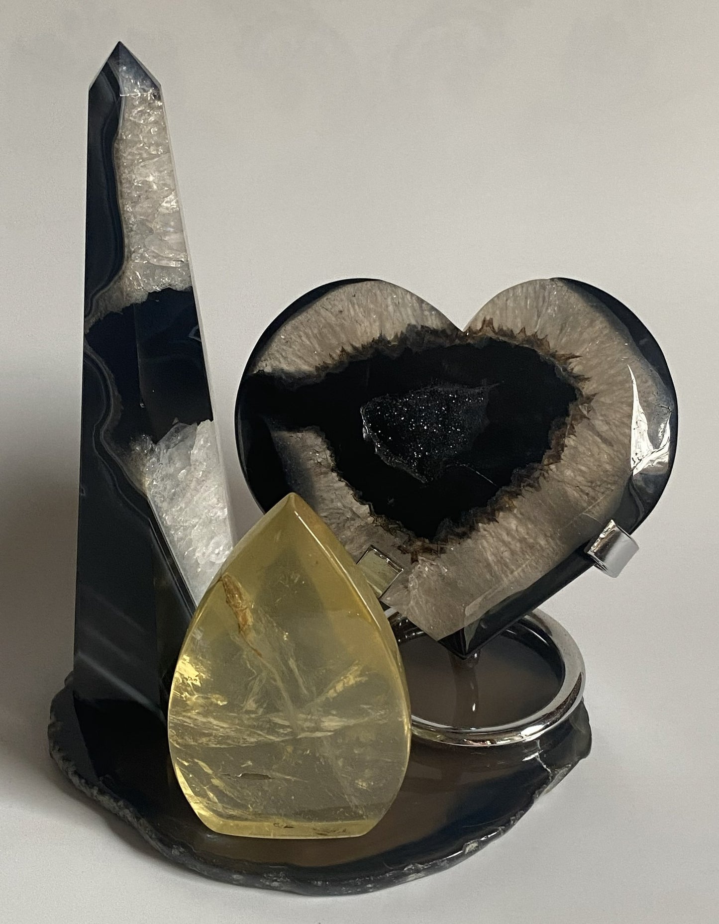 Decoratiune set pietre semipretioase din agat negru si citrin pe fundal alb