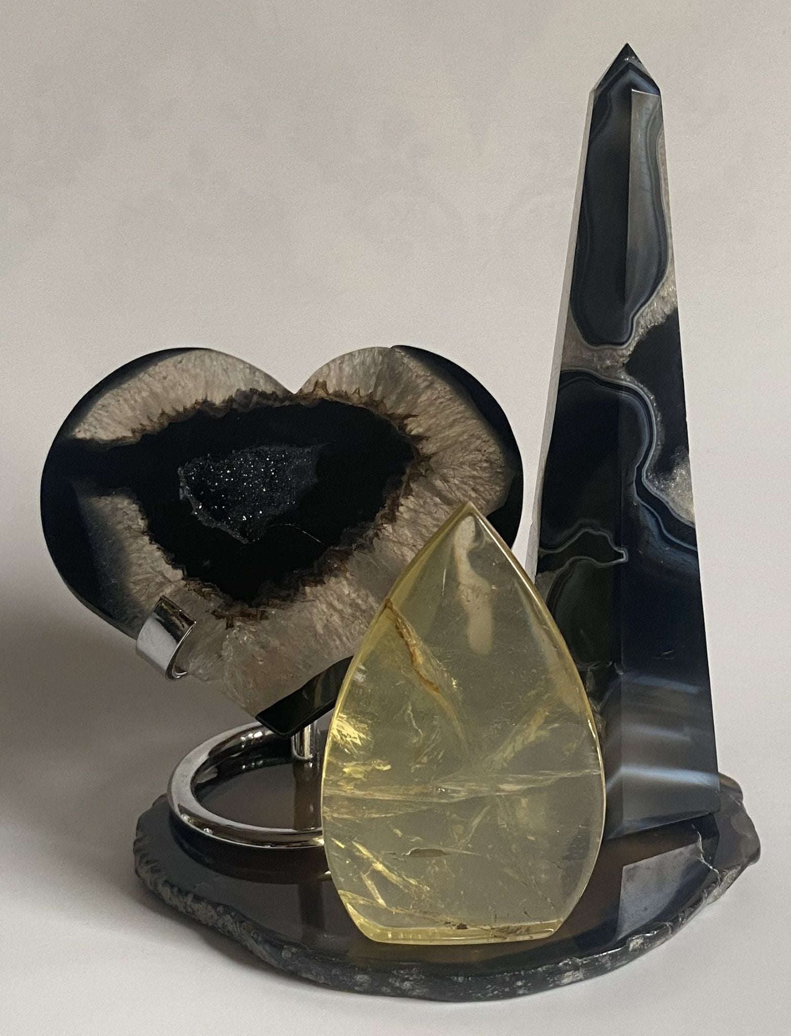 Decoratiune set cristale din agat negru si citrin pe fundal alb