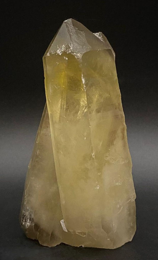 Cluster din piatra semipretioasa de citrin pe fundal negru