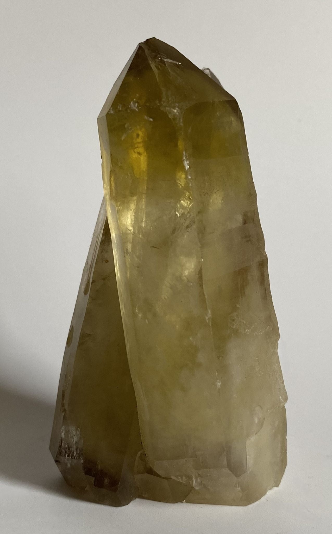 Cluster din cristal de citrin pe fundal alb