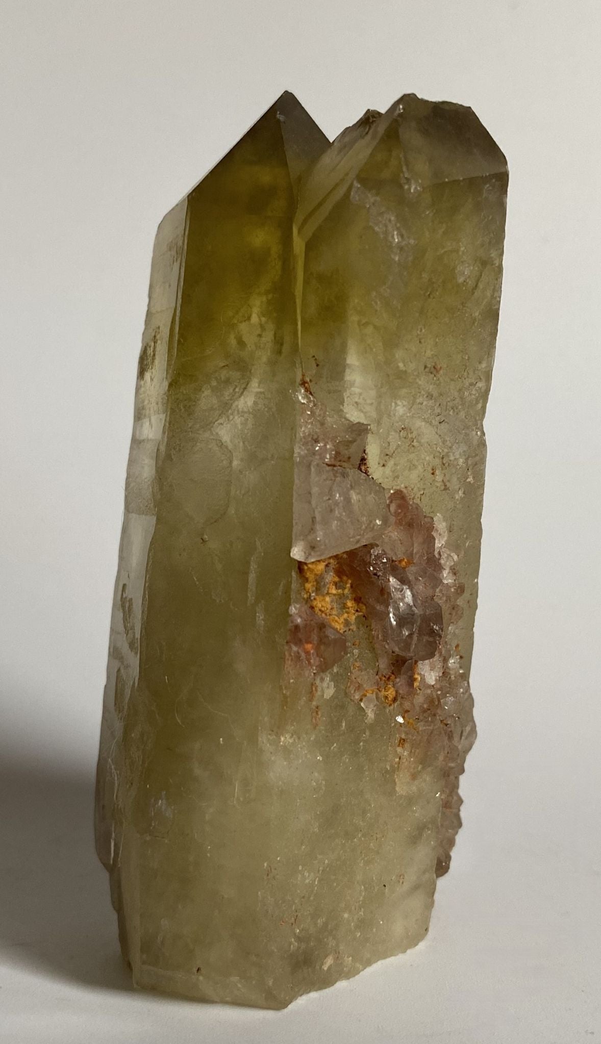 Cluster natural din cristal de citrin pe fundal alb