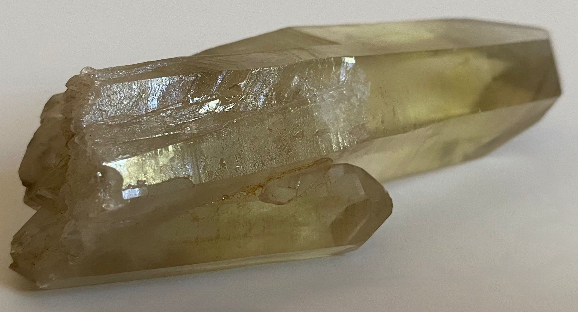 Cluster de 9cm din cristal de citrin pe fundal alb