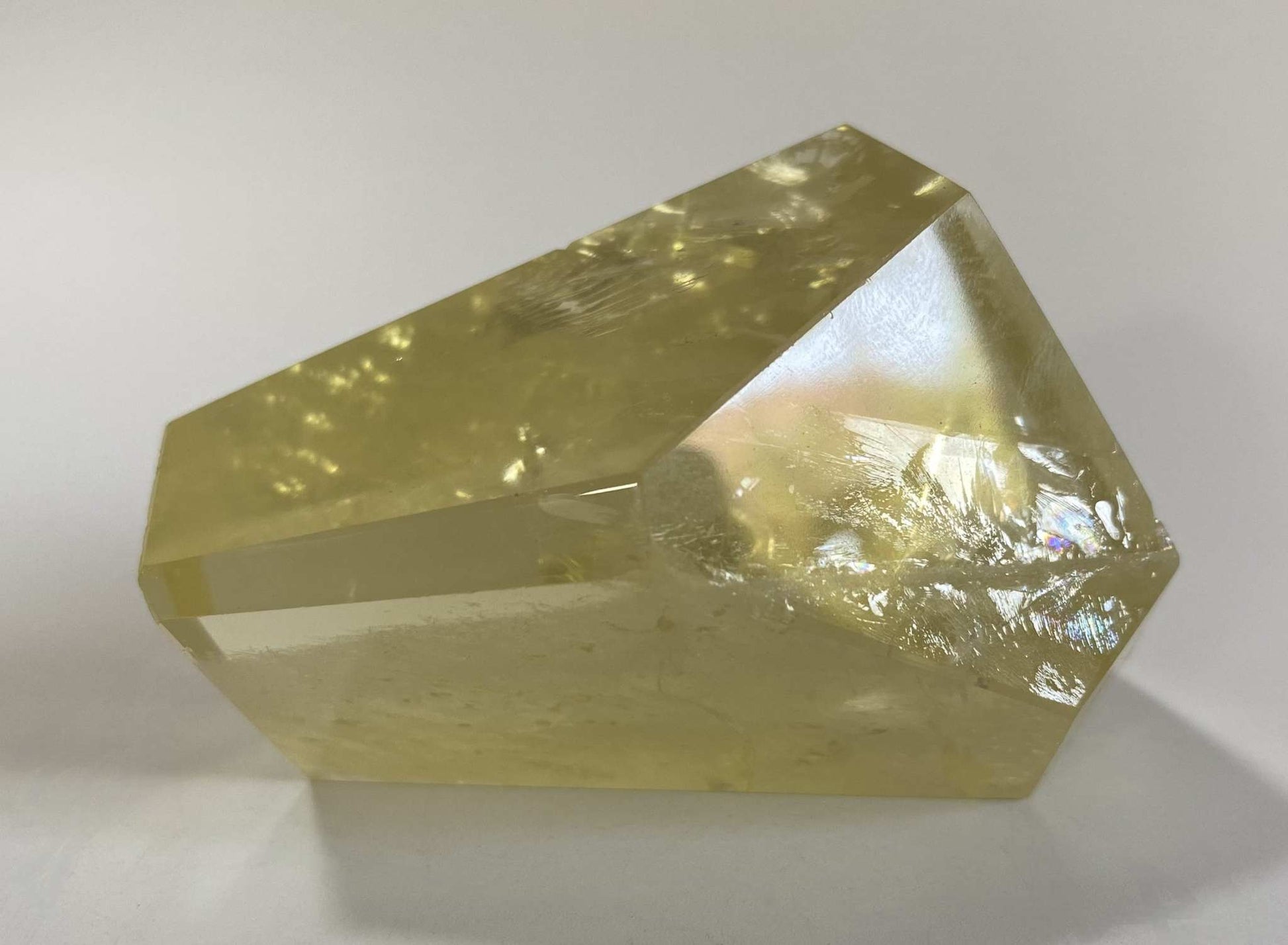 Forma Poligonala piatra semipretioasa Citrin galben translucid cu fatete precise