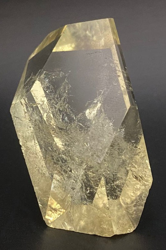 Forma poligonala din cristal de citrin pe fundal negru