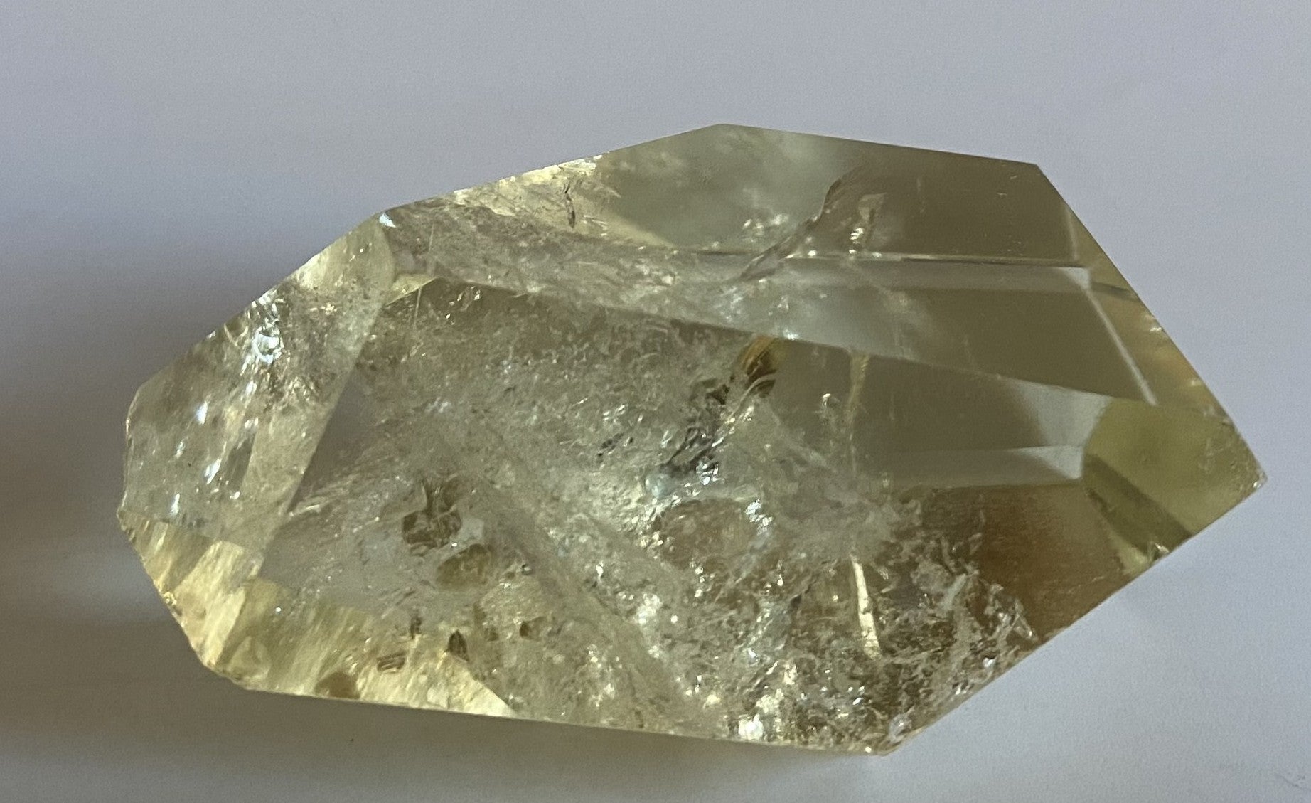 Forma poligonala din cristal de citrin pe fundal alb