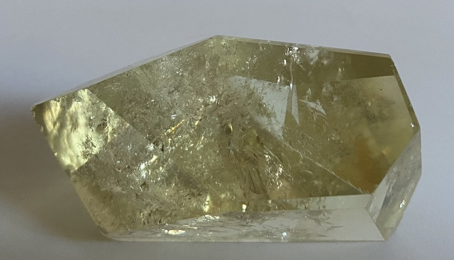 Forma poligonala din piatra semipretioasa de citrin pe fundal alb