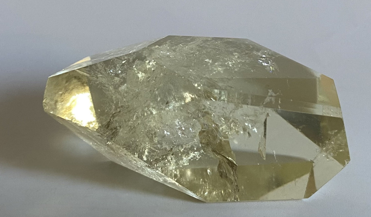 Forma poligonala de 5.4cm din piatra semipretioasa de citrin pe fundal alb