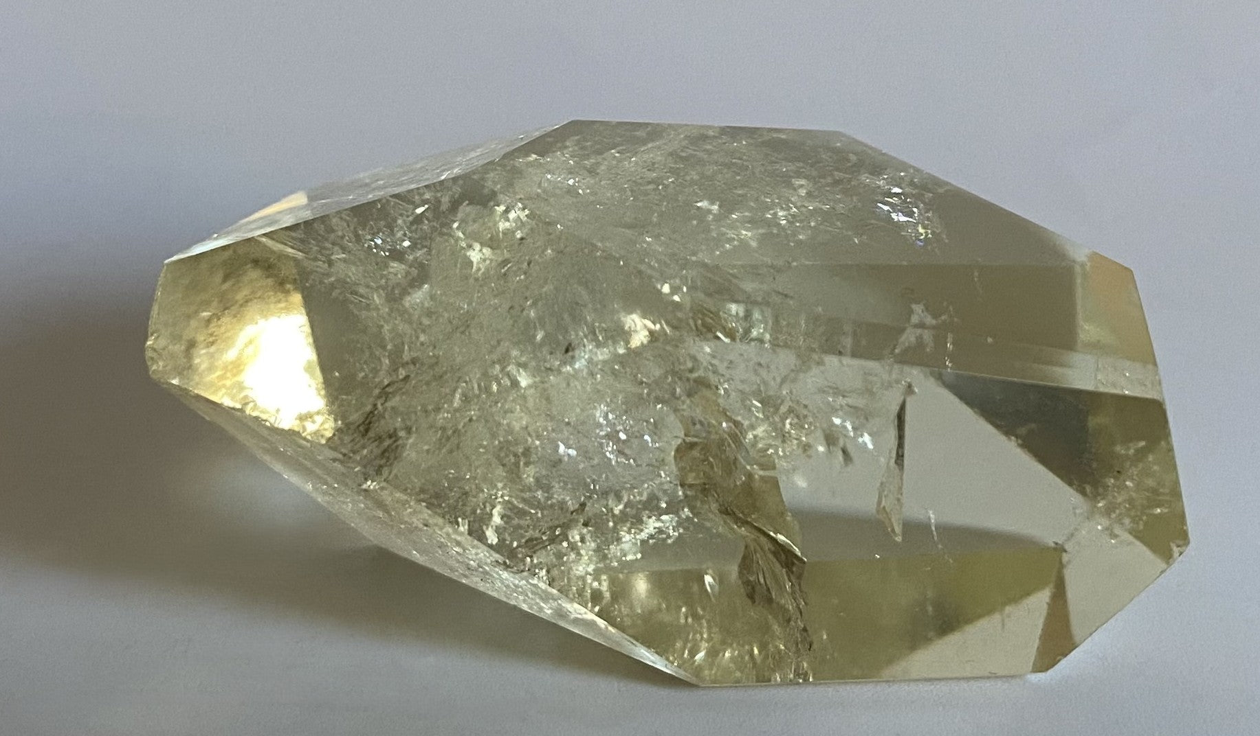 Forma poligonala de 5.4cm din piatra semipretioasa de citrin pe fundal alb