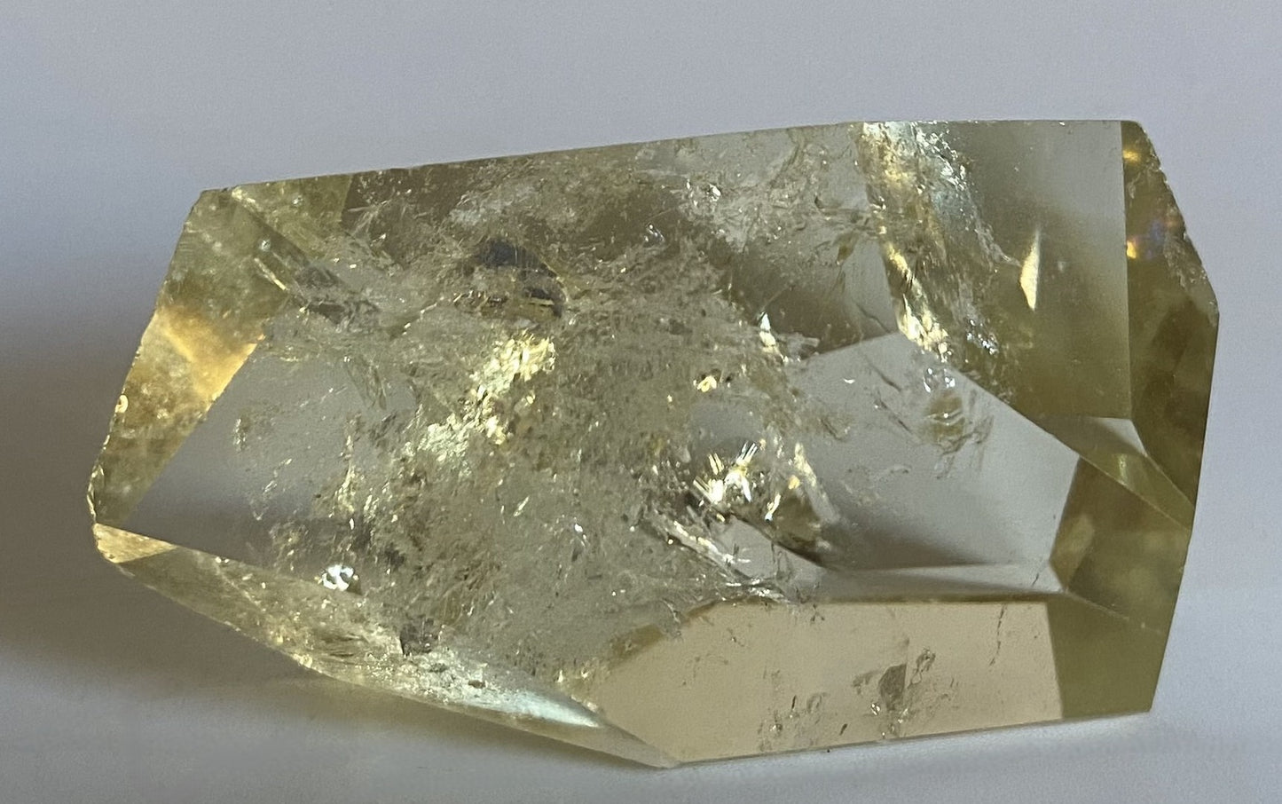 Forma poligonala de 5.4cm din cristal de citrin pe fundal alb