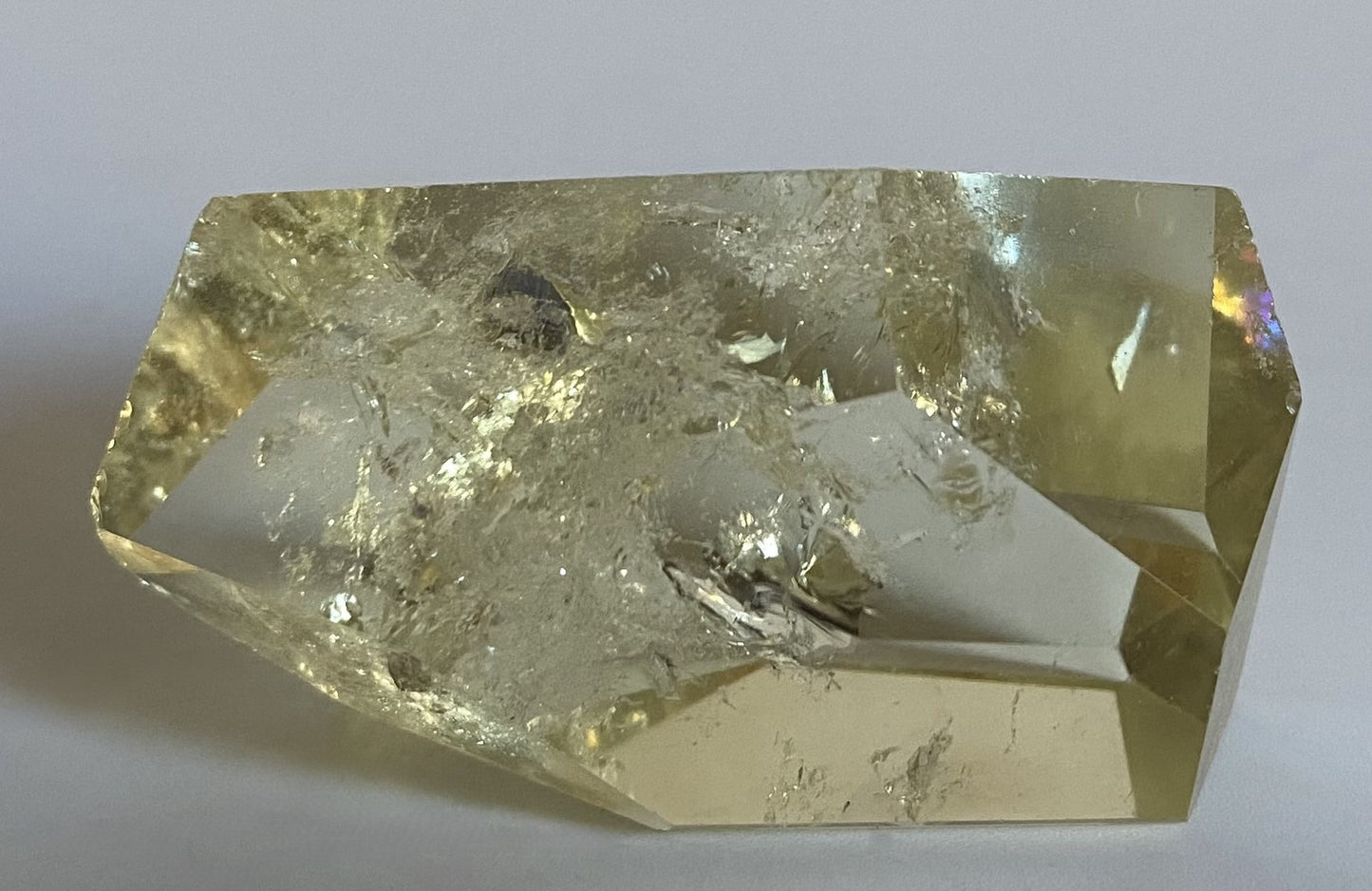 Forma poligonala decorativa din piatra semipretioasa de citrin pe fundal alb