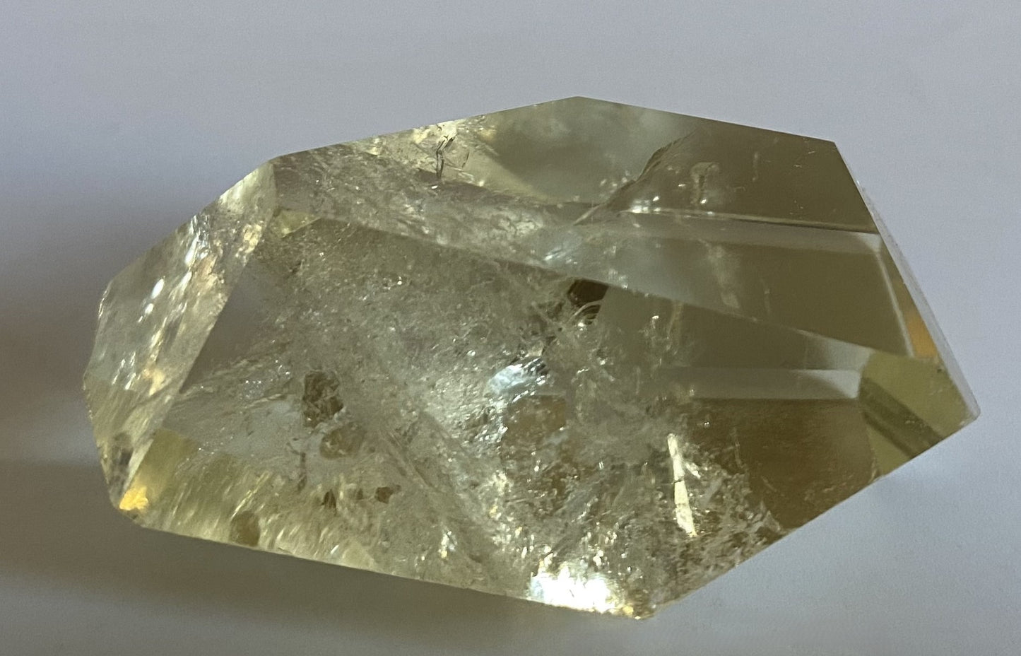 Forma poligonala decorativa din cristal de citrin pe fundal alb