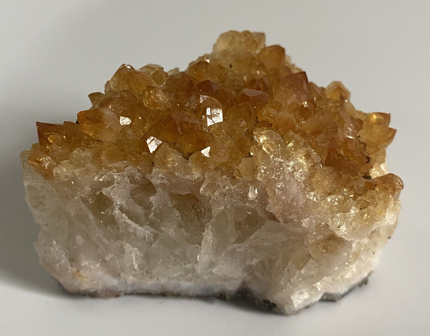 Fragment geoda din piatra semipretioasa de citrin pe fundal alb
