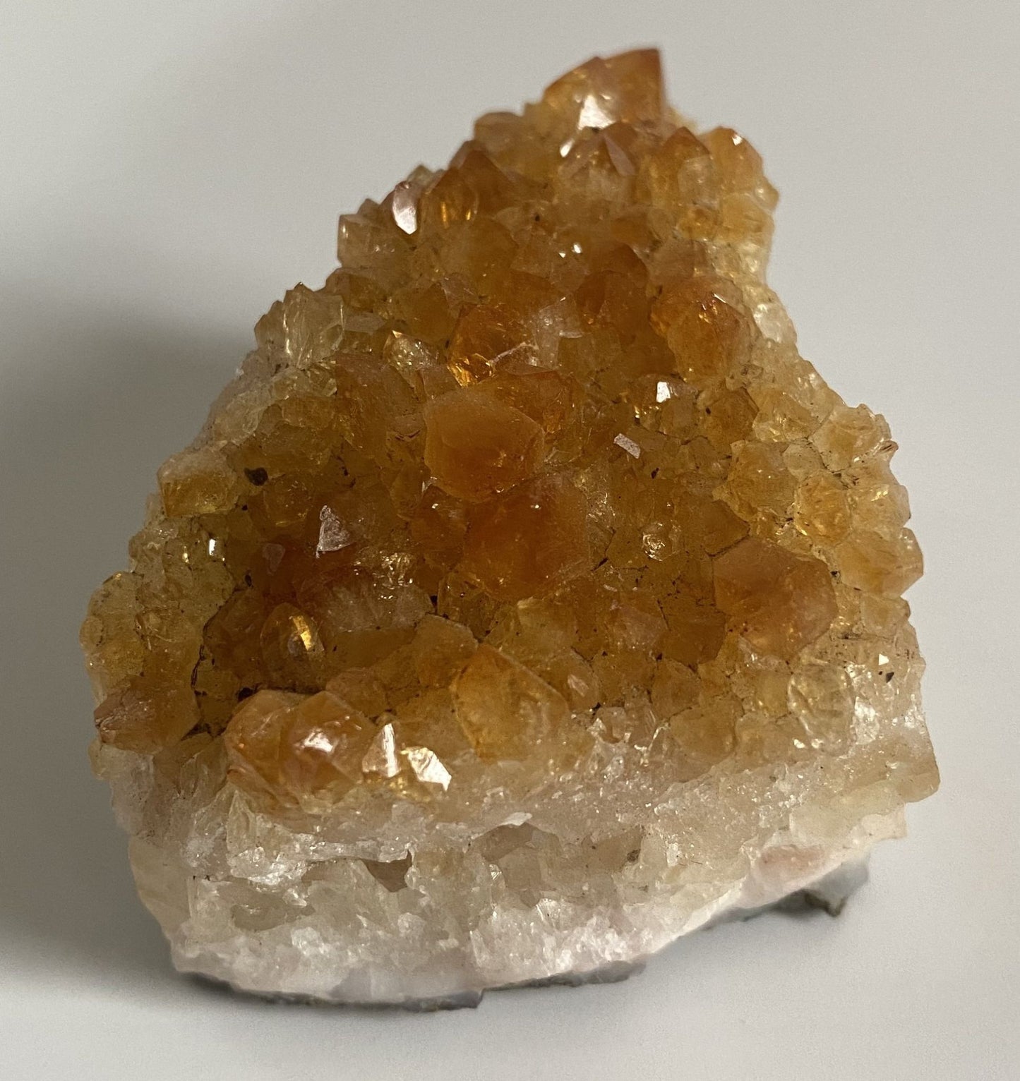Fragment geoda din cristal de citrin pe fundal alb