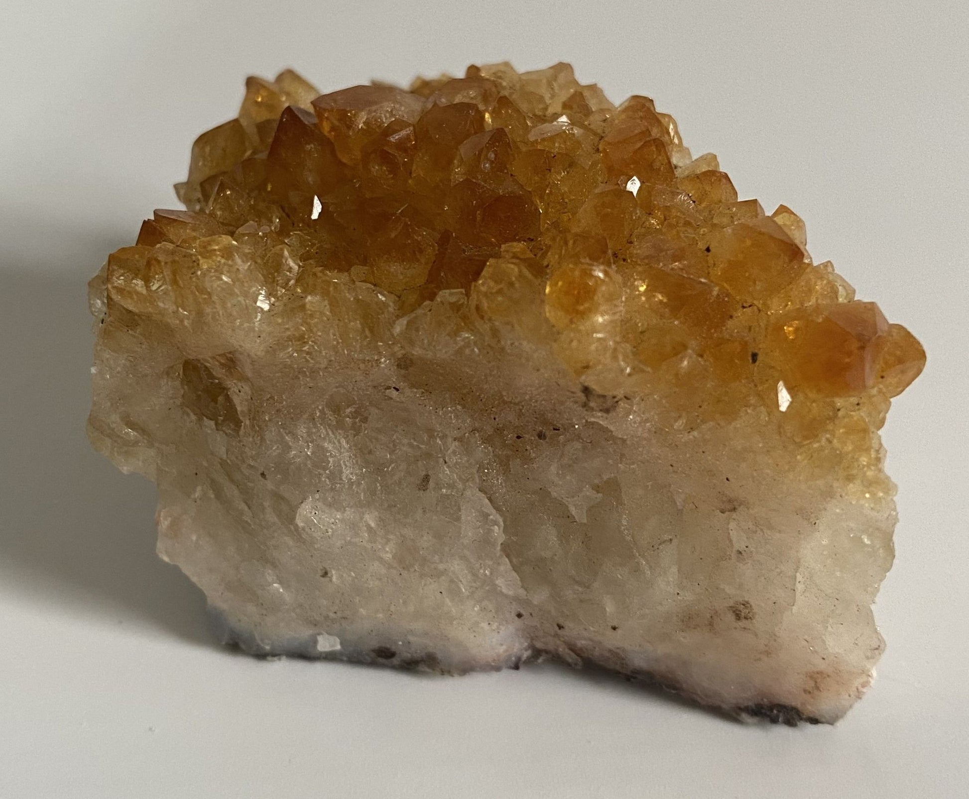 Fragment geoda de 7cm din piatra semipretioasa de citrin pe fundal alb