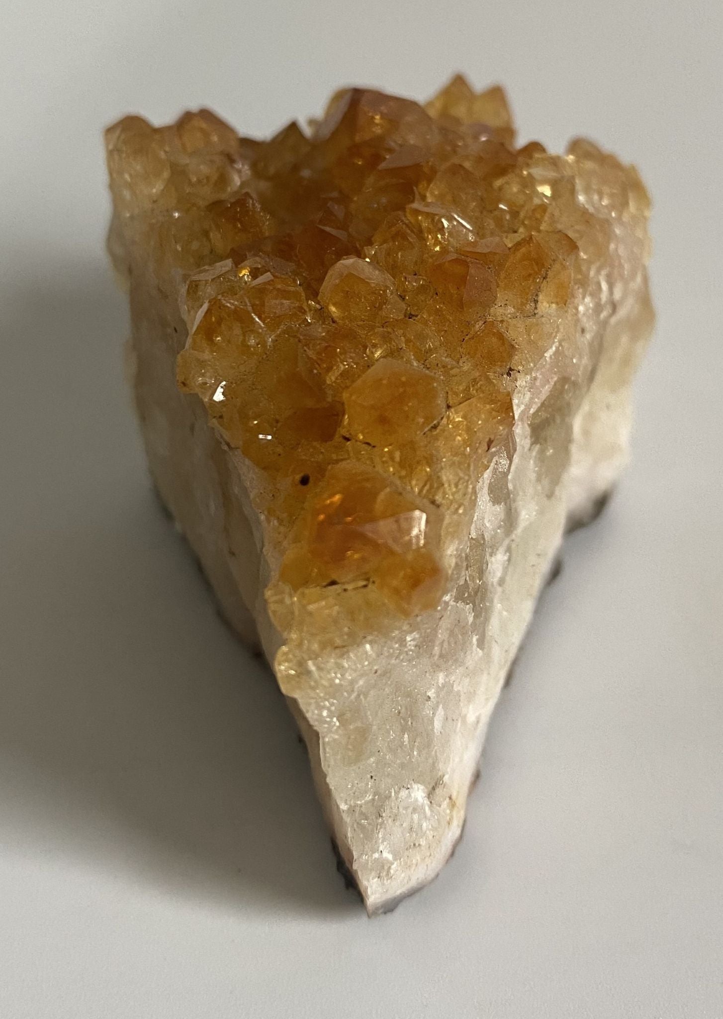 Fragment geoda de 7cm din cristal de citrin pe fundal alb