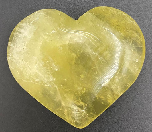 Inima din piatra semipretioasa de citrin pe fundal negru