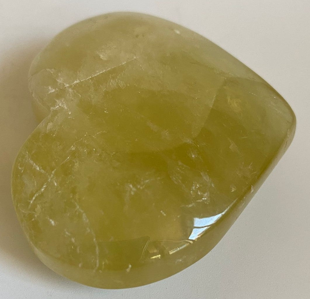 Inima de 5.4cm din piatra semipretioasa de citrin pe fundal alb