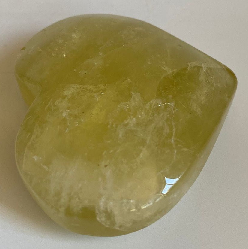 Inima de 5.4cm din cristal de citrin pe fundal alb