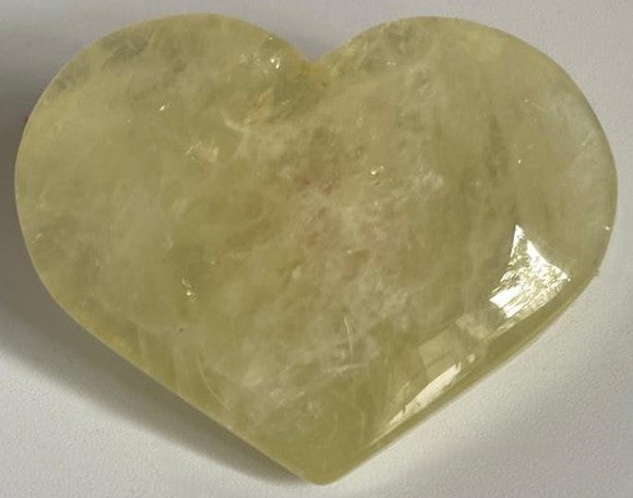 Inima din cristal de citrin pe fundal alb