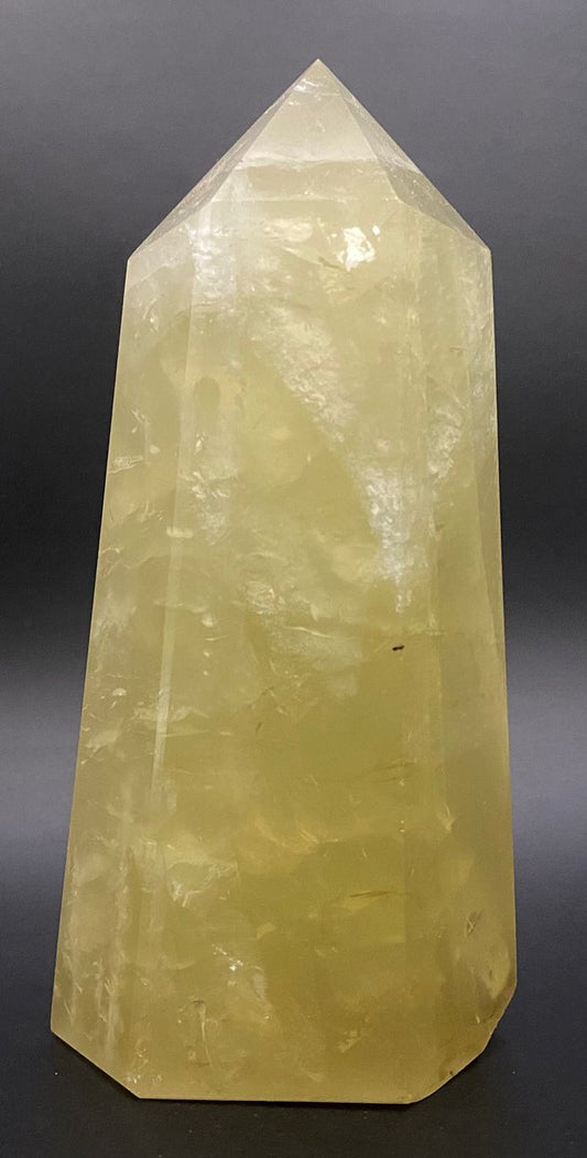 Obelisc pentru cadou din piatra semipretioasa de citrin pe fundal negru