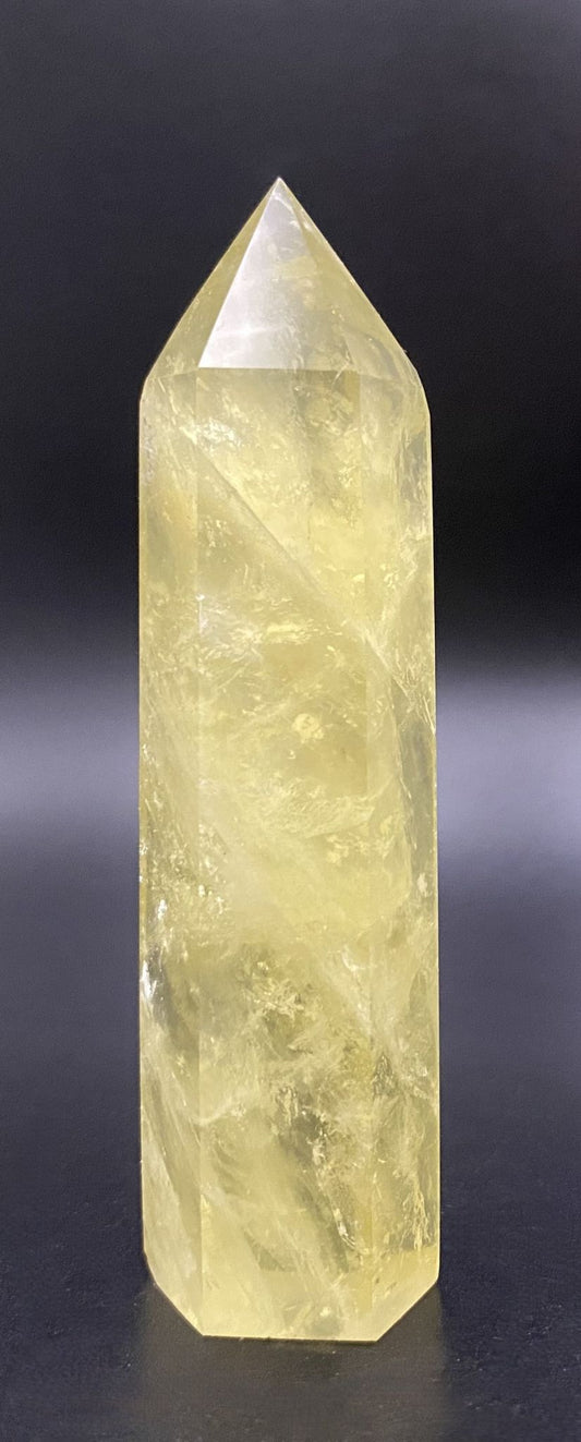 Obelisc din piatra semipretioasa de citrin pe fundal negru