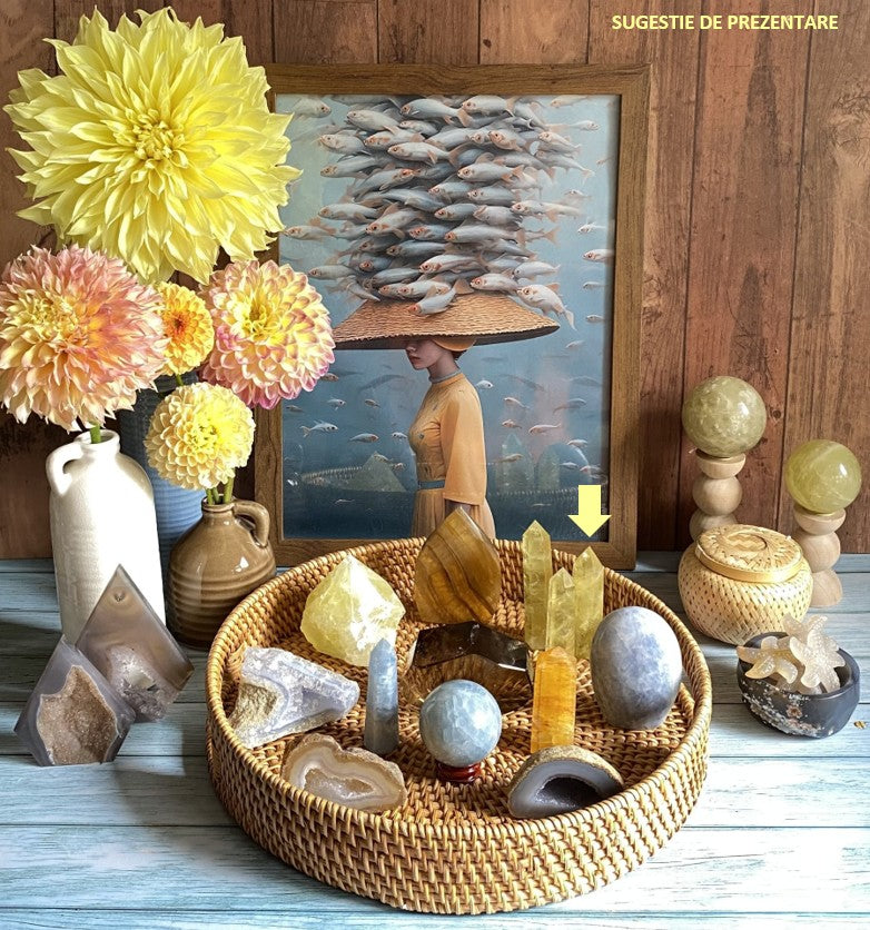 Decor cu Obelisc din piatra semipretioasa de citrin cu vaza cu dalii