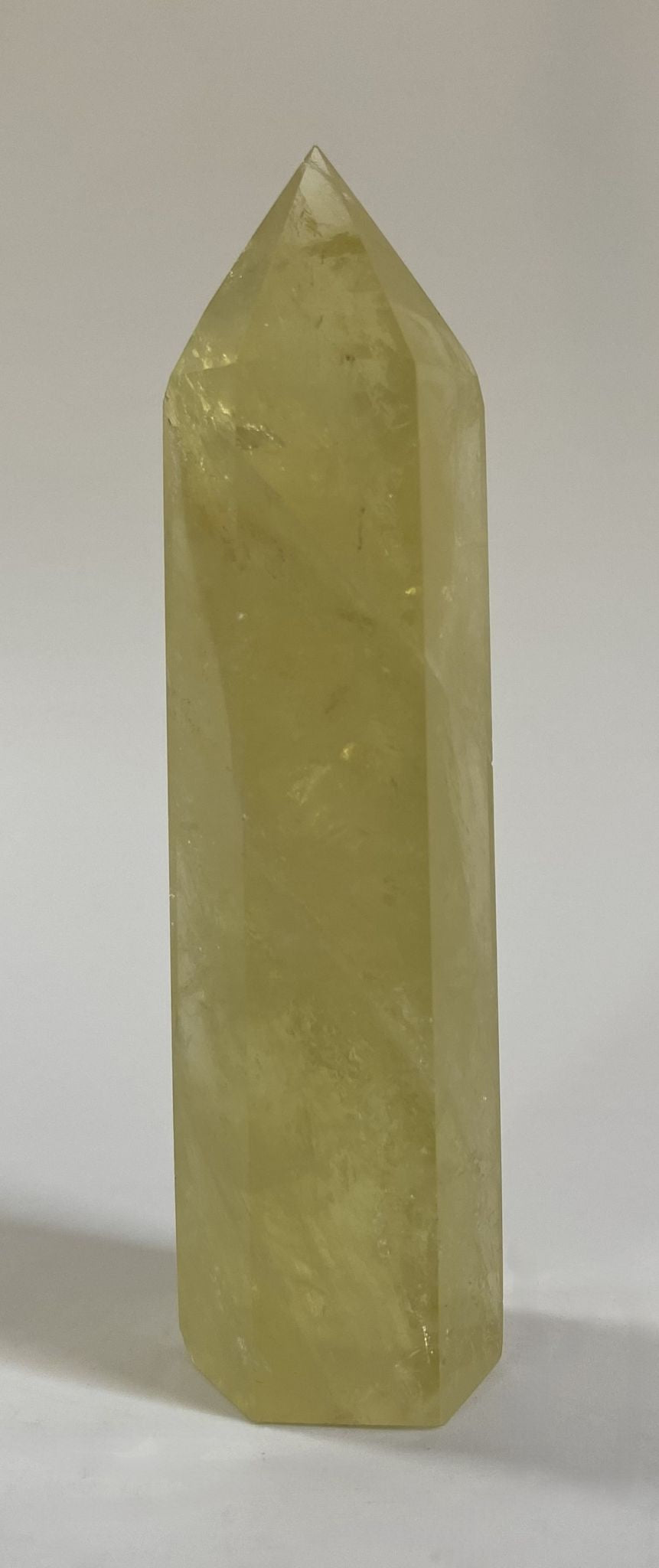 Obelisc din piatra semipretioasa de citrin pe fundal alb