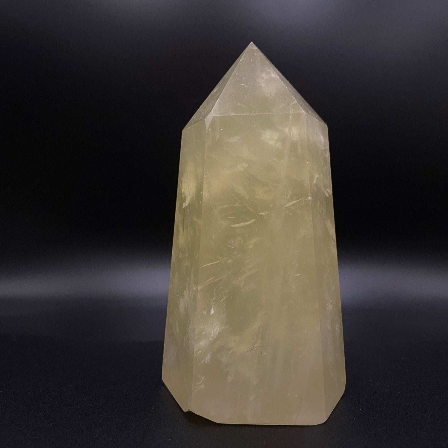 obelisc din citrin piatra semipretioasa galbena pe fundal negru